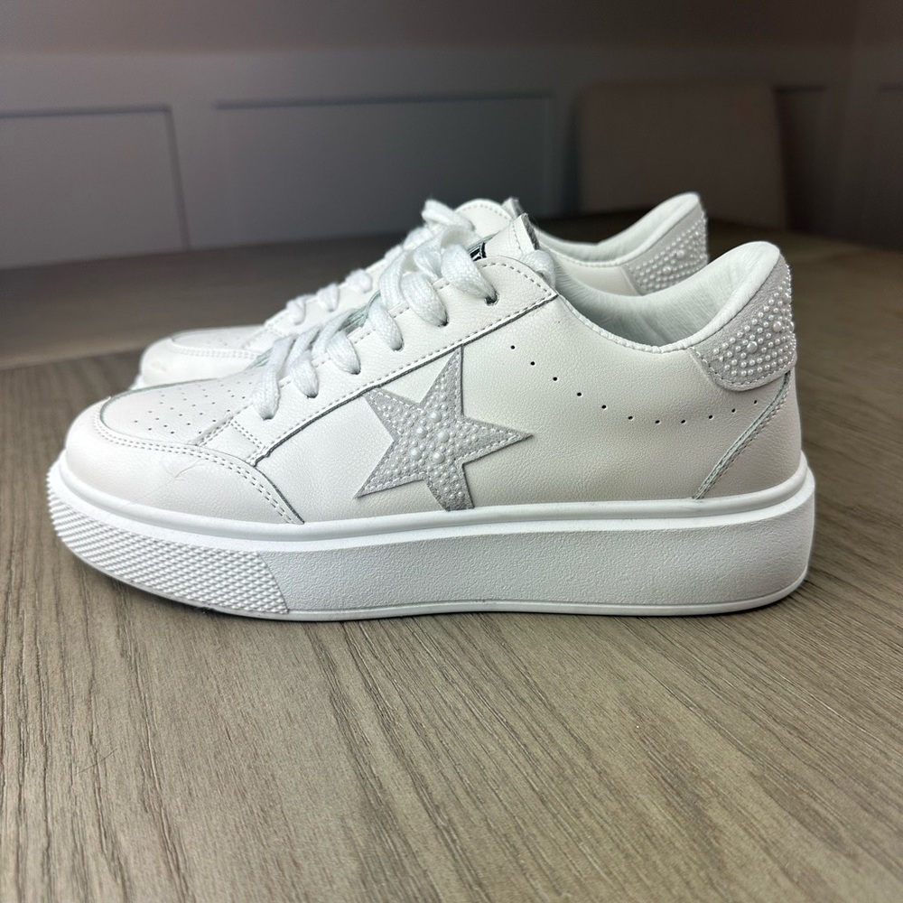 Vintage Havana White Low-Top Platform Sneakers with Star Accent